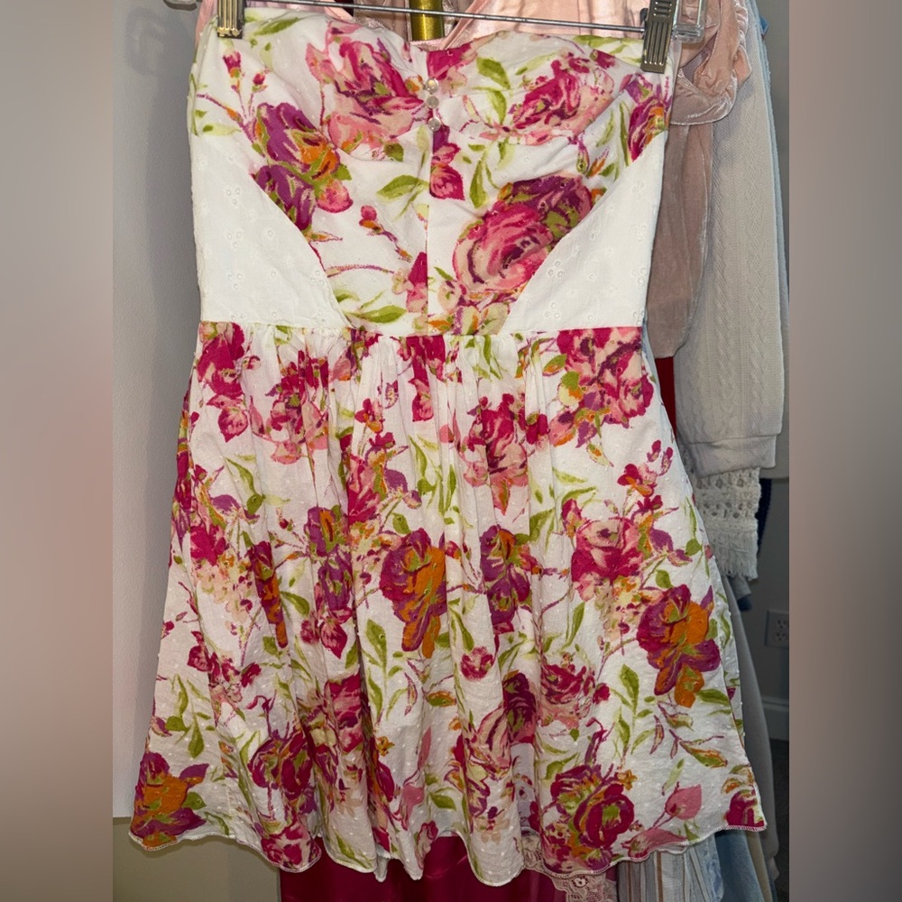 Adorable floral mini dress!